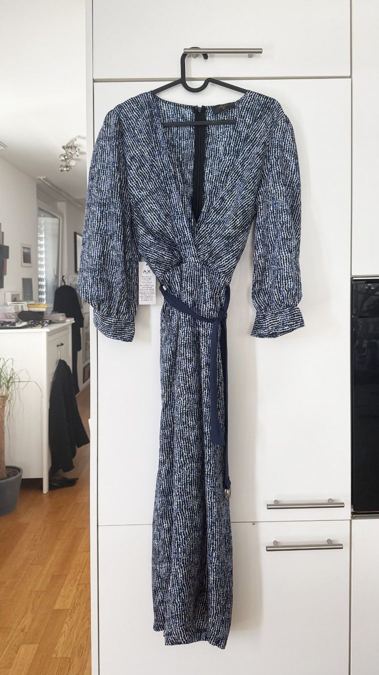 Tute: AX Paris blauer Wrap Over-Jumpsuit mit Print – Nuovo e nell'imballaggio originale da Allschwil venduto da katokaka 3