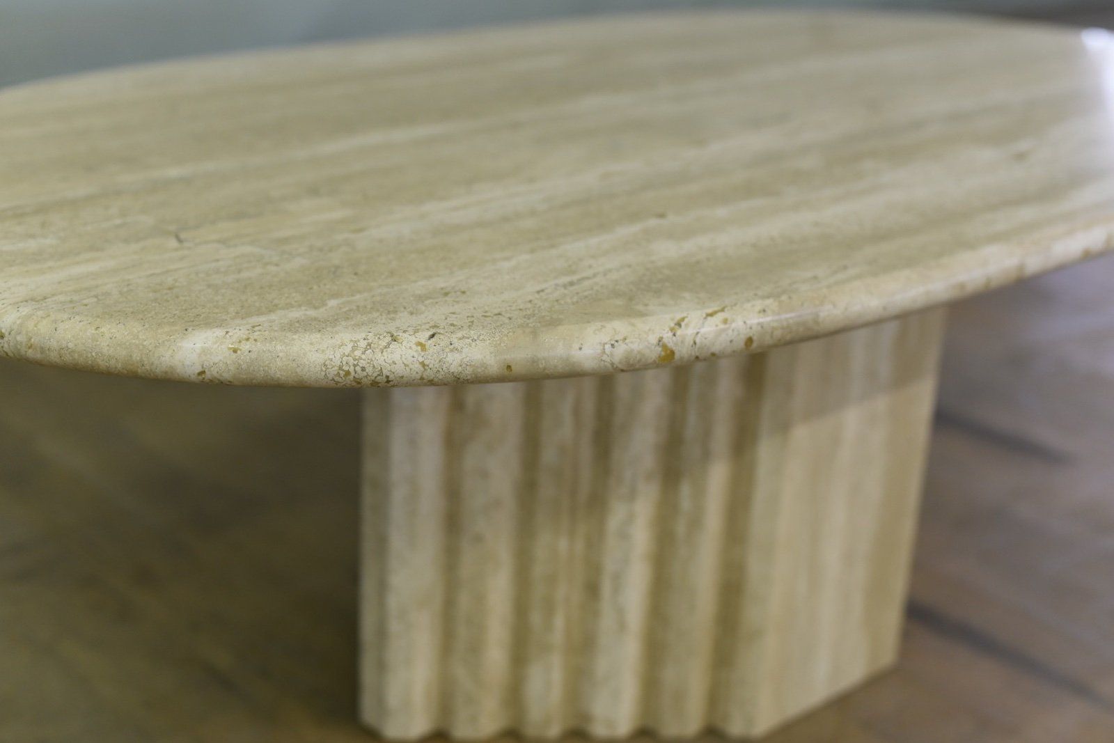 Tavoli: Designer ovaler Couchtisch aus Travertin – Usato da Lichtensteig venduto da UsedIN 4