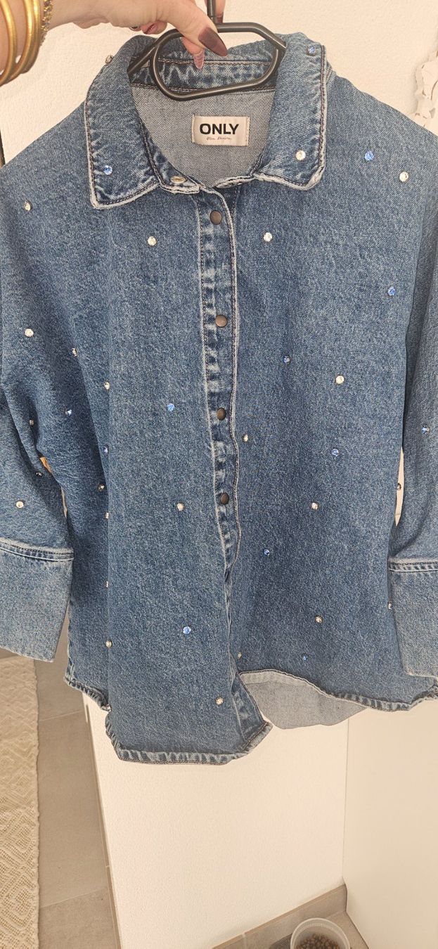 Only Camicette: Chemise en jeans strass – Usato da Vétroz venduto da MargauxLDG