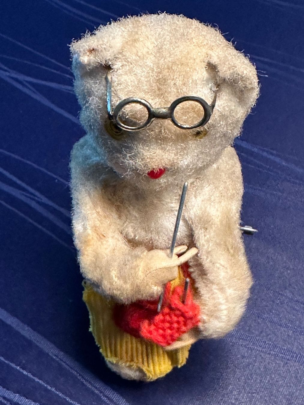 Spielzeuge: strickender Bär / Teddybär mit Aufzugsmechanismus – Gebraucht aus Steffisburg von bwt56 5