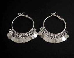 Orecchini a cerchio color argento con dischi pendenti