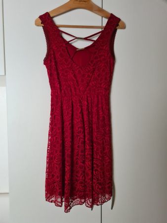 Exklusives Sommerkleid mit gekreuzten Kordeln