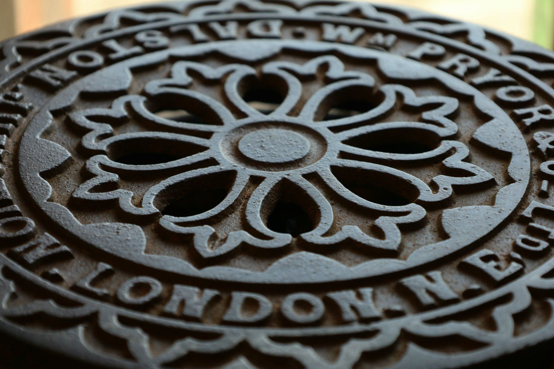 Piatti di portata: Gusseisendeckel, Schachtdeckel "Dalston Junction London" – Usato da Birrwil venduto da brandschatz_birrwil 5
