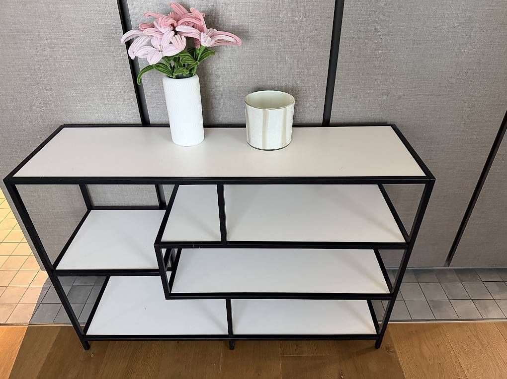 Commodes: Moderne Kommode / Sideboard mit Metallgestell – D'occasion à Kloten par Leamarie24 1