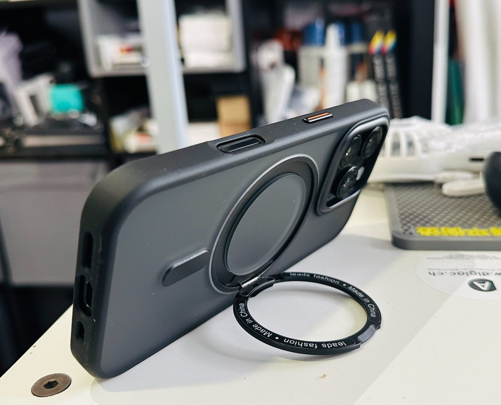 Cover & Protezioni schermo: iPhone 16 Pro Max - Coque Magnétique support magsafe rotatif – Nuovo e nell'imballaggio originale da Morges venduto da DigiAC 1