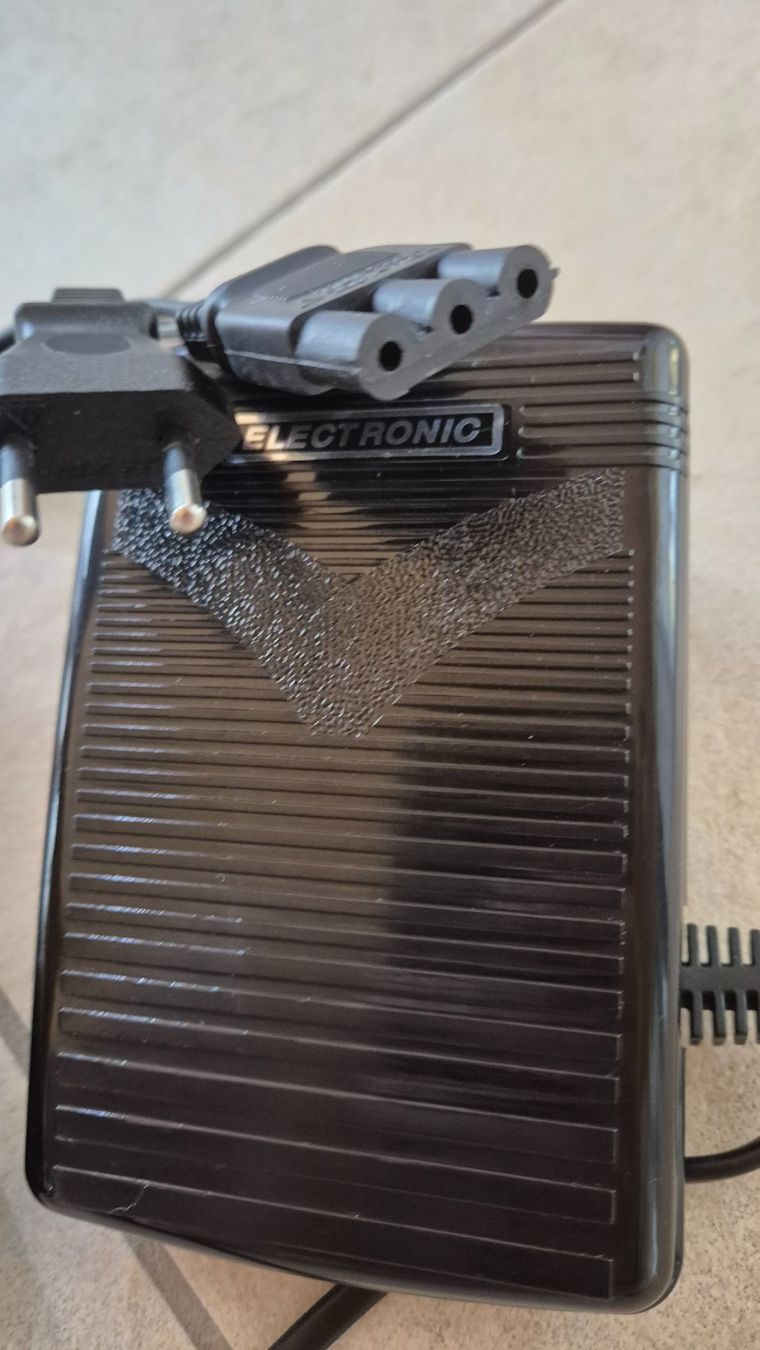 Macchine da cucire: Fussregler Electronic – Usato da Brienz BE venduto da Chutzli02 1