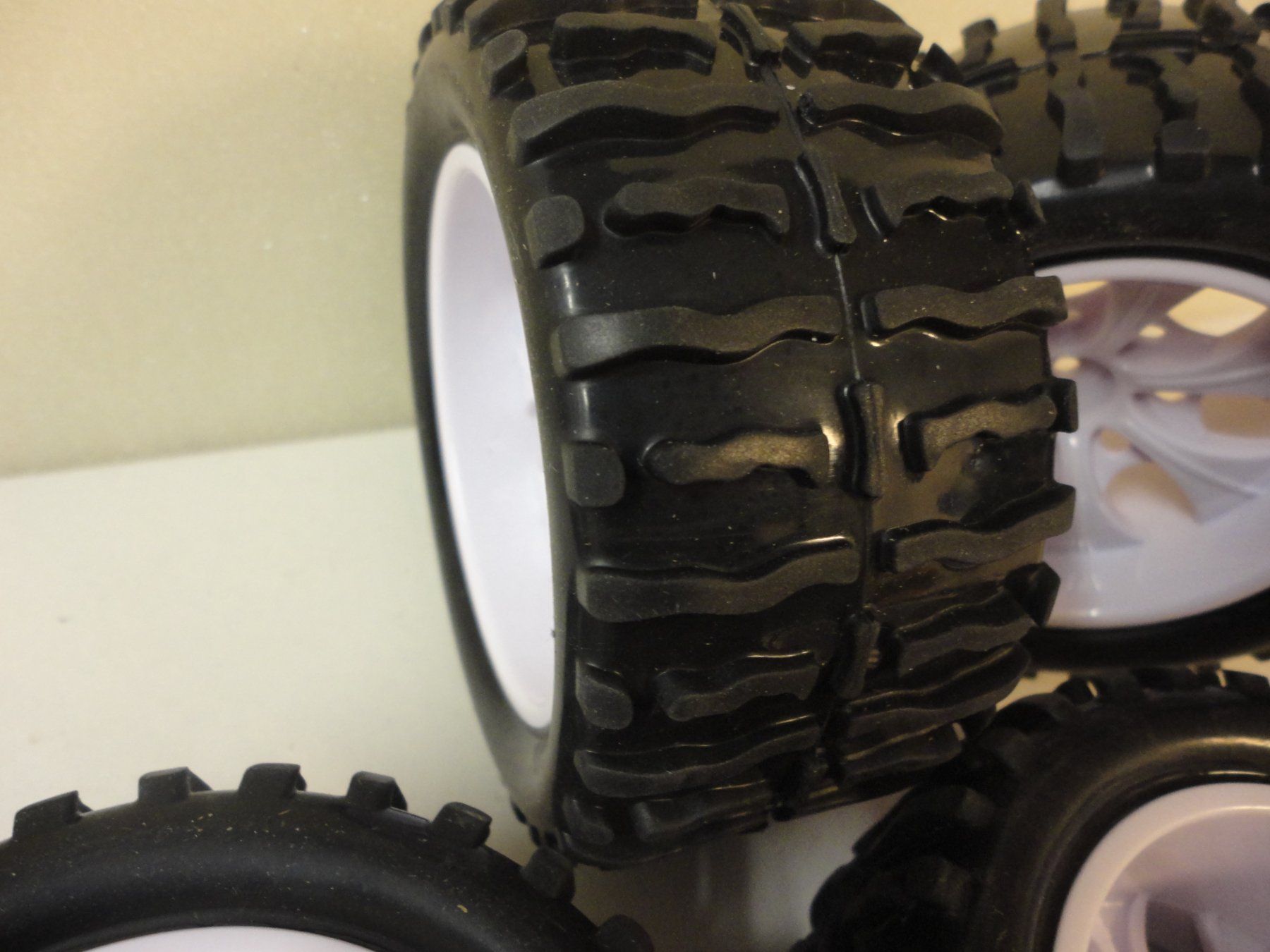 Modellismo RC: RC Auto Reifen Set, Offroad, Neu! – Nuovo e nell'imballaggio originale da Horgen venduto da RcModell 2