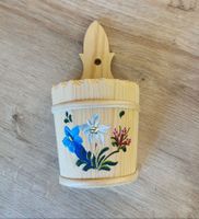 Petit pot en bois peint motifs fleurs
