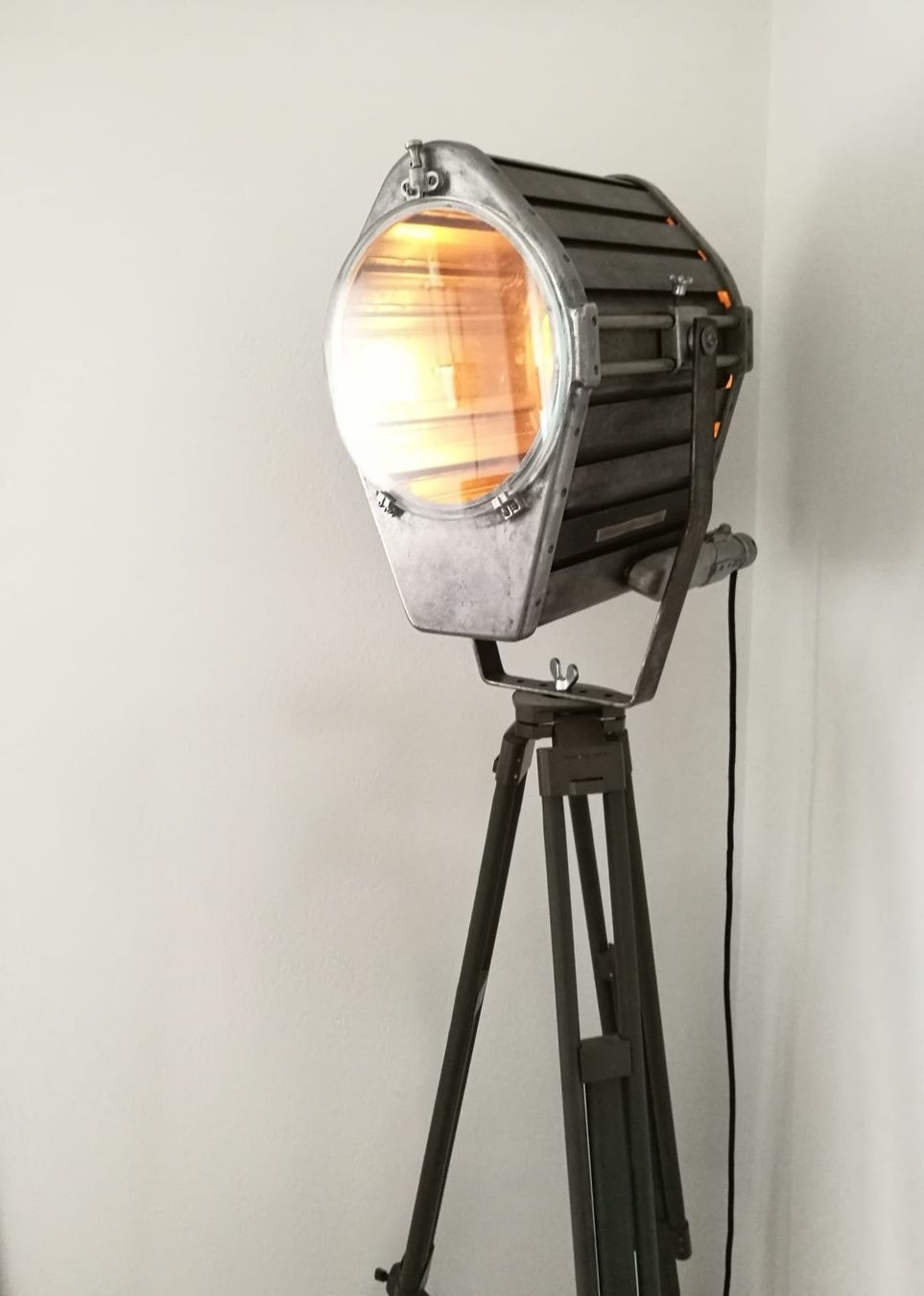 Lampade: Industrieleuchte, Stehleuchte, Theaterscheinwerfer Berlin – Usato da Niederwil SO venduto da seidenweg