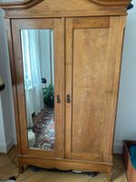 Antiker Kleiderschrank mit Spiegel