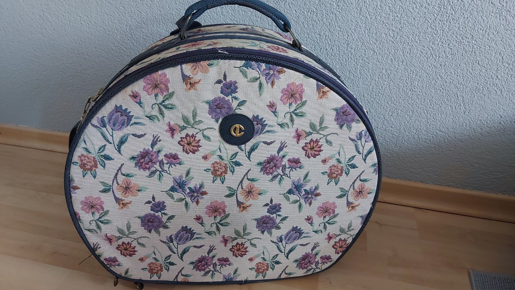 Taschen für Damen: Carleon Gobelin Koffer – Gebraucht aus langenthal von rundholz7 7