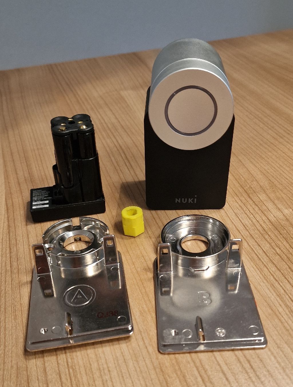 Nuki Lucchetti: Nuki Smart Lock 2.0 mit Power Pack inkl. Originalverpackung – Usato da Sursee venduto da AMO-Sports 1