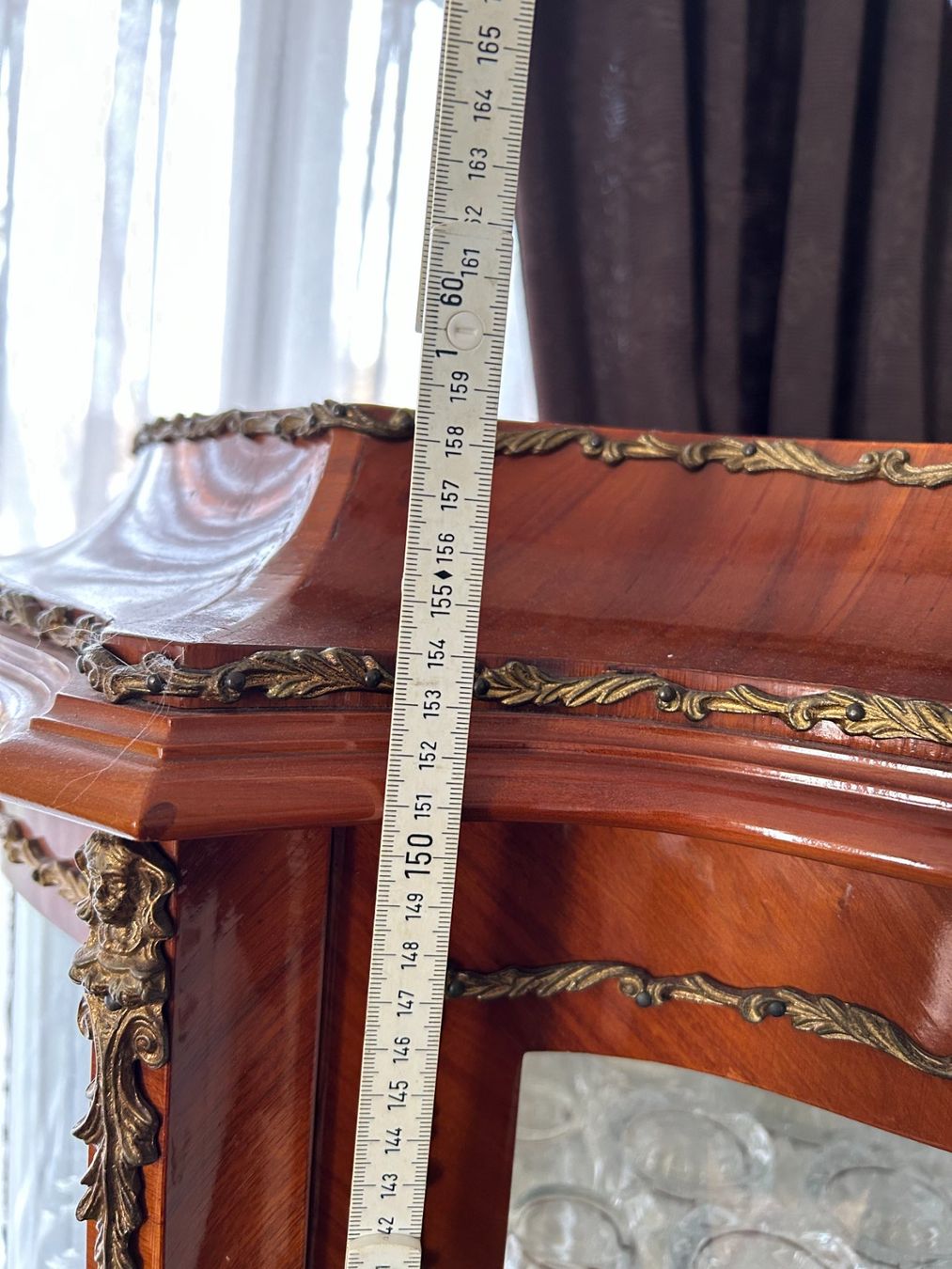 Vetrine: Louis XV Vitrine mit elegant gebogenem Glas – Usato da Küsnacht ZH venduto da filo_fila8700 9