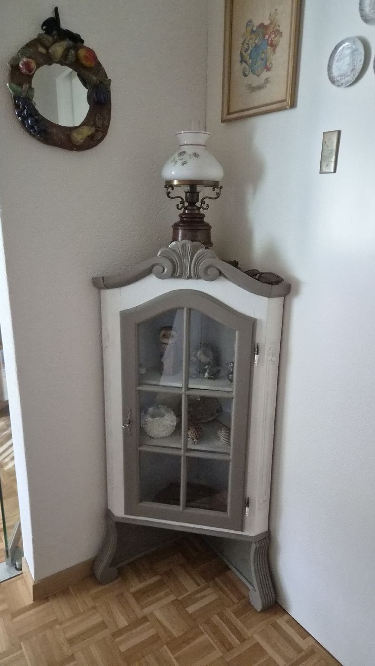 Vitrines: Antike Eck-Vitrine mit Glastüre – D'occasion à Neftenbach par Turi1