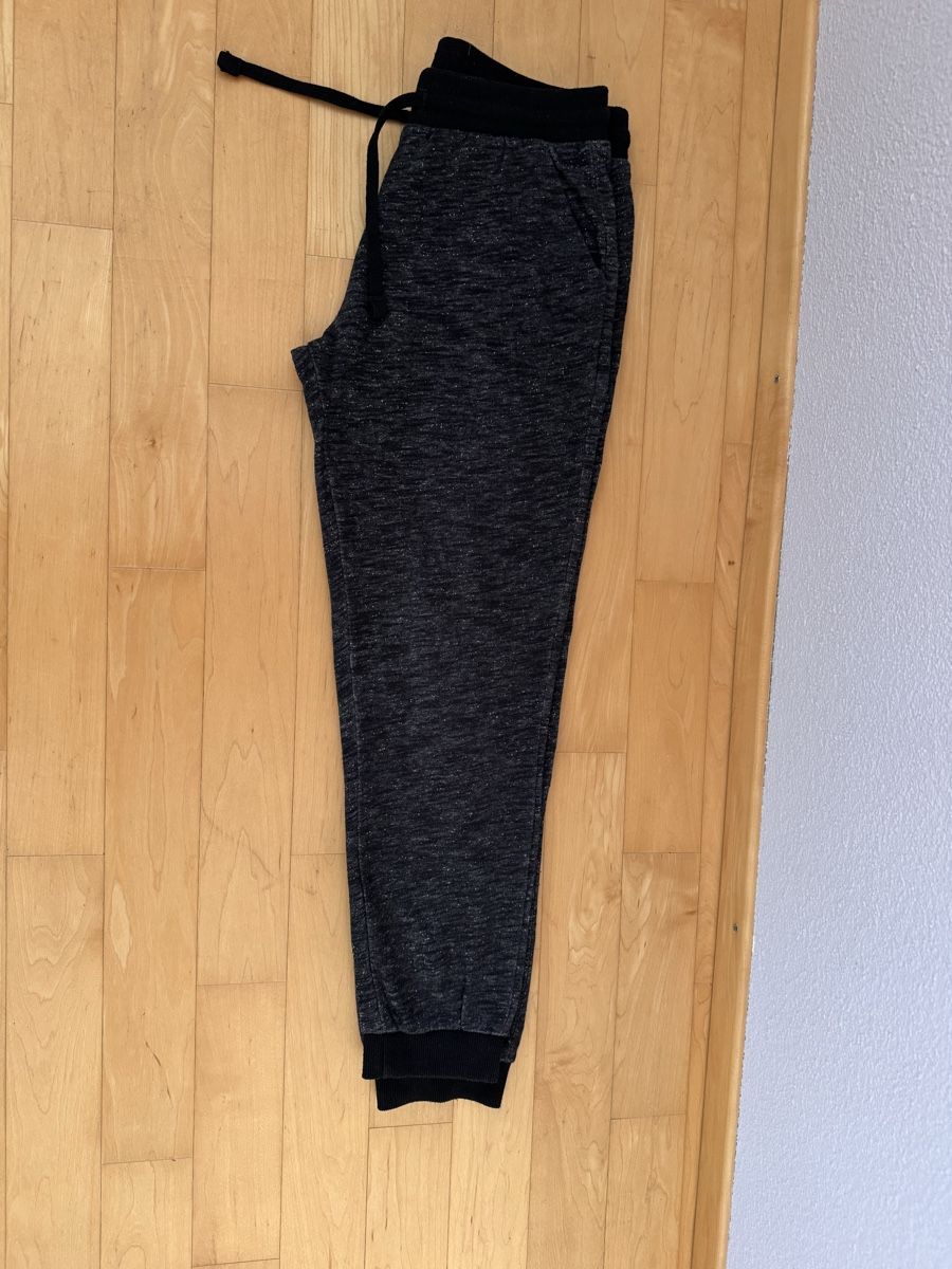 Pantaloni: Trainerhose schwarz meliert, Gr. 146/152 – Usato da Uster venduto da Niamgro