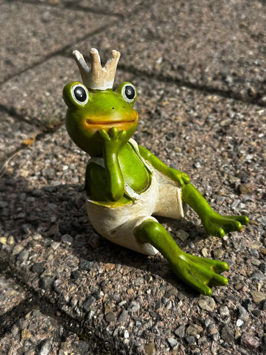 Figuren: Froschkönig sitzend – Gebraucht aus Egg b. Zürich von Brocki_Insel_Egg