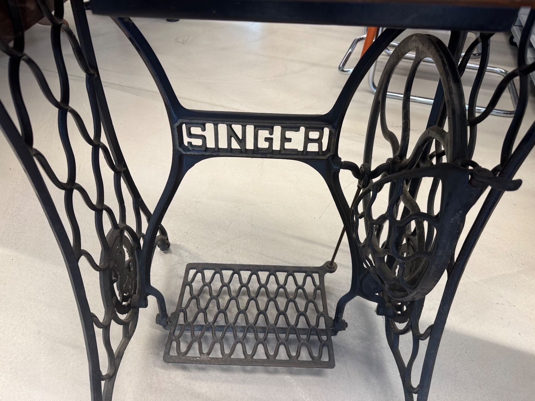 Singer Nähmaschinen: Antike Singer Nähmaschine S358 – Gebraucht aus Basel von B.W.B. 2