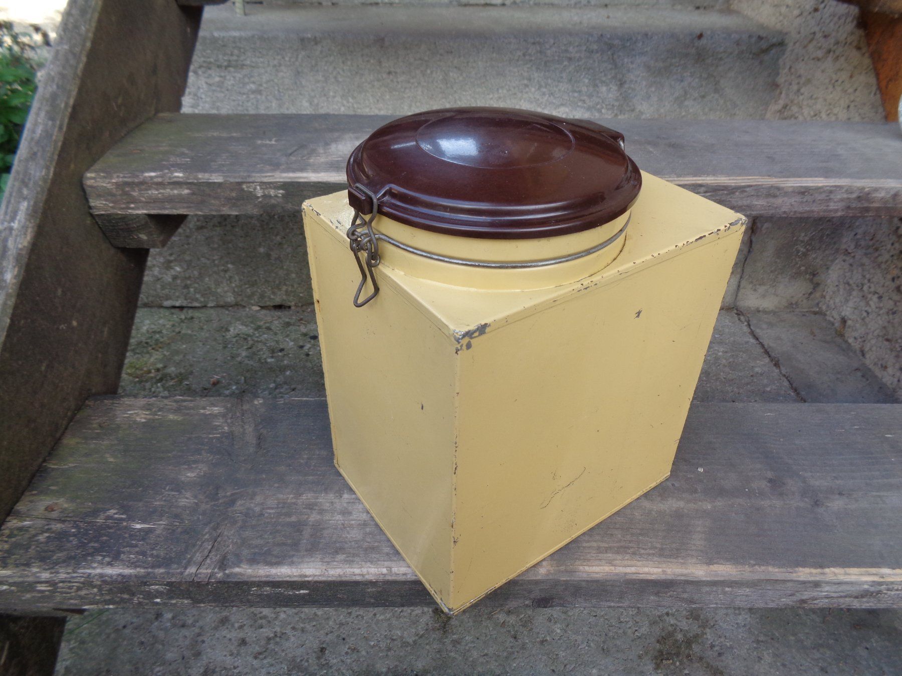 Sonstiges für Haushalt & Wohnen: Blechdose ca. 21 x 16 x 26 cm. für Katzentrockenfutter oder – Gebraucht aus Hägglingen von Orysen