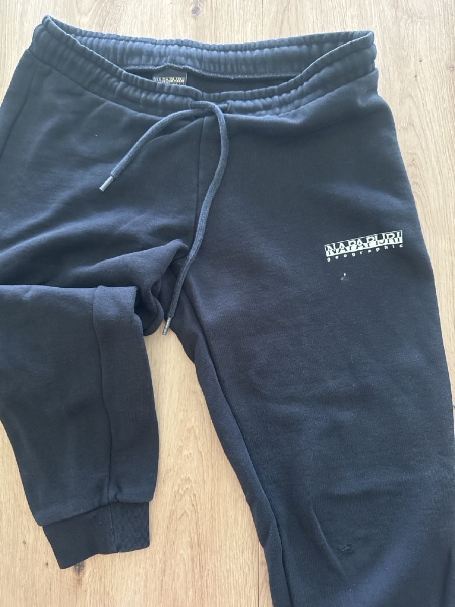Napapijri Pantalons: Schwarze Jogginghose Napapijri – Défectueux à Zürich par ele_nwb7