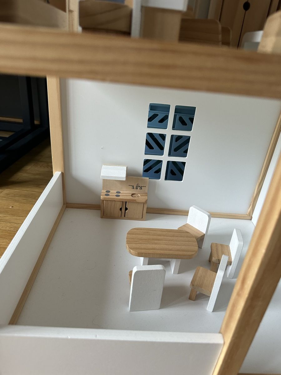 Puppenhäuser & -möbel: Puppenhaus Pinolino inkl. Möbel – Gebraucht aus Winterthur von ste_f5wy 6