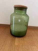 Grüne Vase aus Glas mit Sand