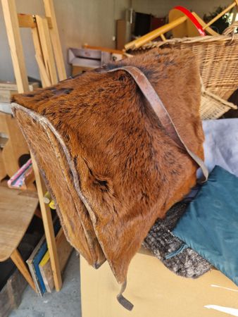 Antiker Tornister aus Fell und Leder ex Schweizerarmee