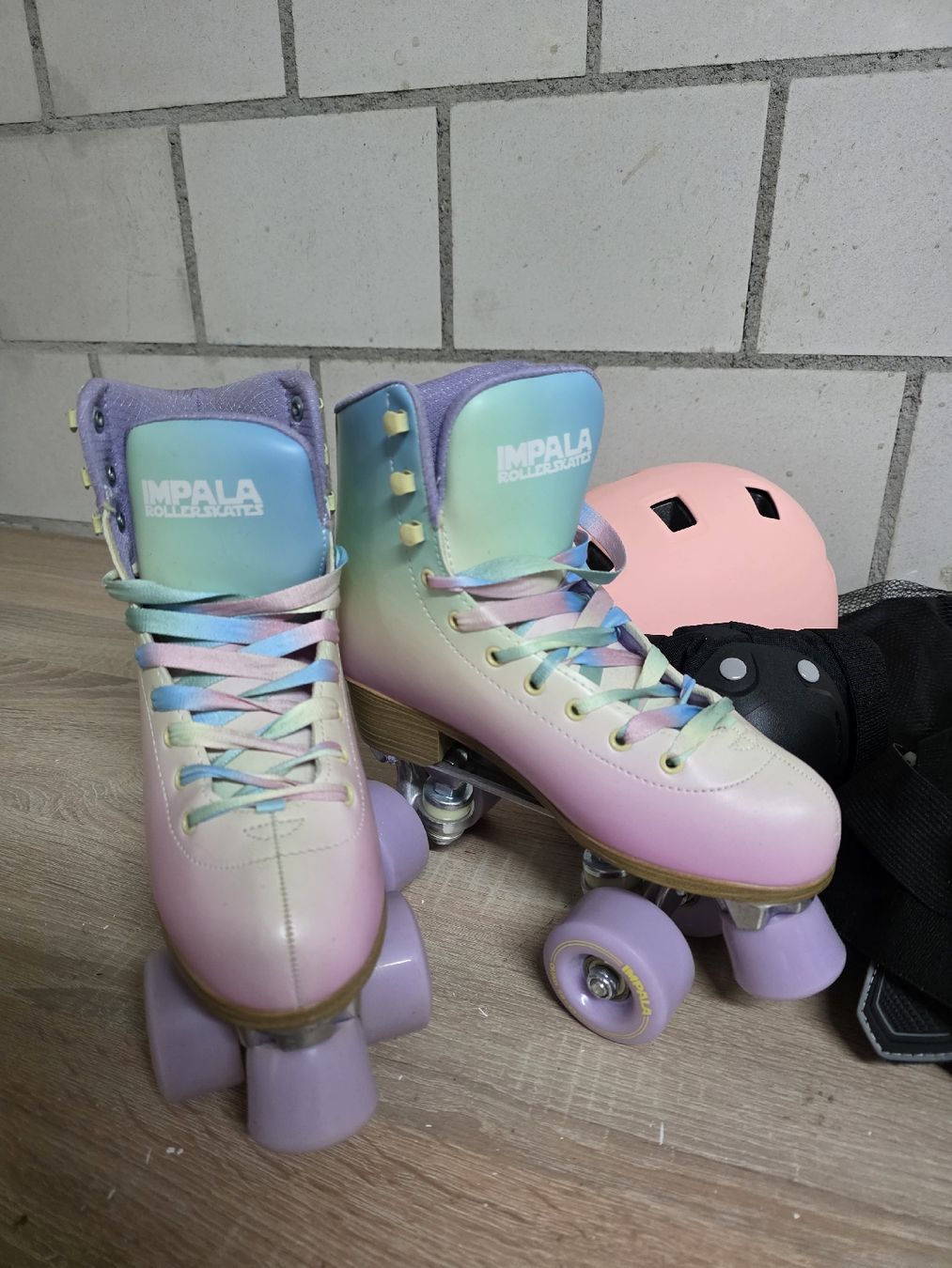 Pattini in linea & Pattini a rotelle: Rollschuhe /Rollerskates Rainbow, Gr. 37 mit Schoner & Helm. – Nuovo (secondo la descrizione) da Hunzenschwil venduto da Ananas132 1