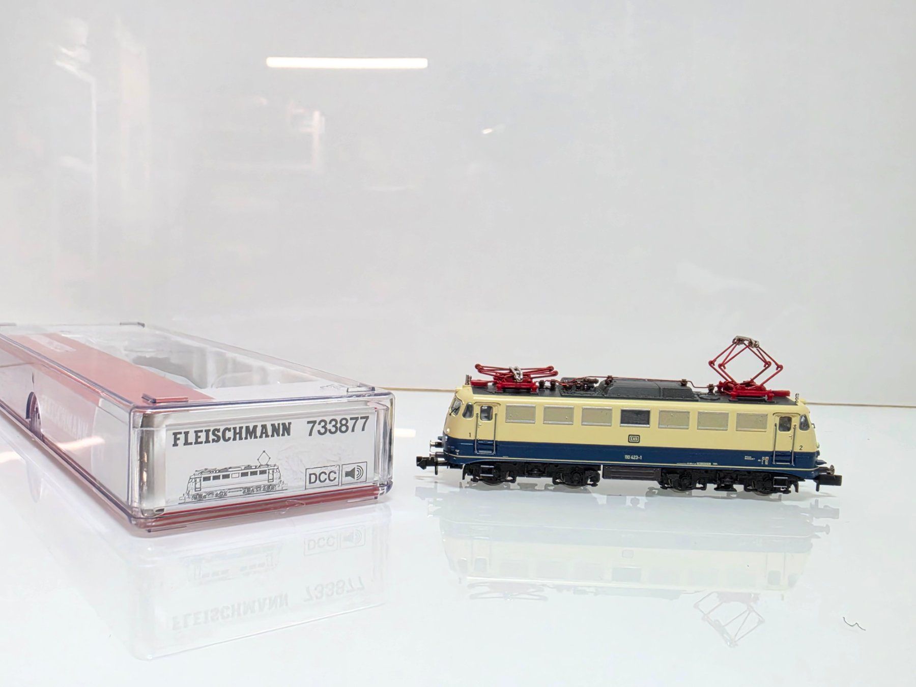 Fleischmann Modellini di ferrovie: Fleischmann DB BR110 DCC Sound 733877 – Nuovo e nell'imballaggio originale da Neuenhof venduto da ludovicco
