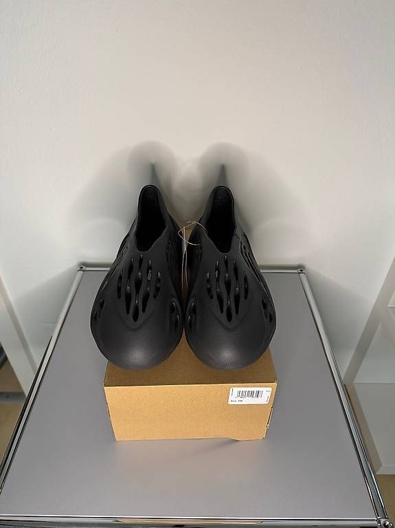 Adidas Scarpe da uomo: Adidas Yeezy Foam RNR Onyx EU46 – Nuovo e nell'imballaggio originale da Reutigen venduto da Adweng 2