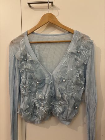 Neuer babyblauer Cardigan geblümt Grösse M