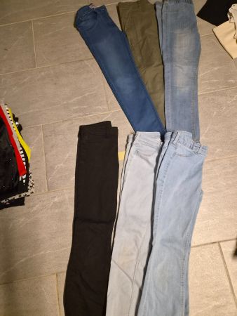 6 Hosen/Jeans 3 x 134 und 3 x 140