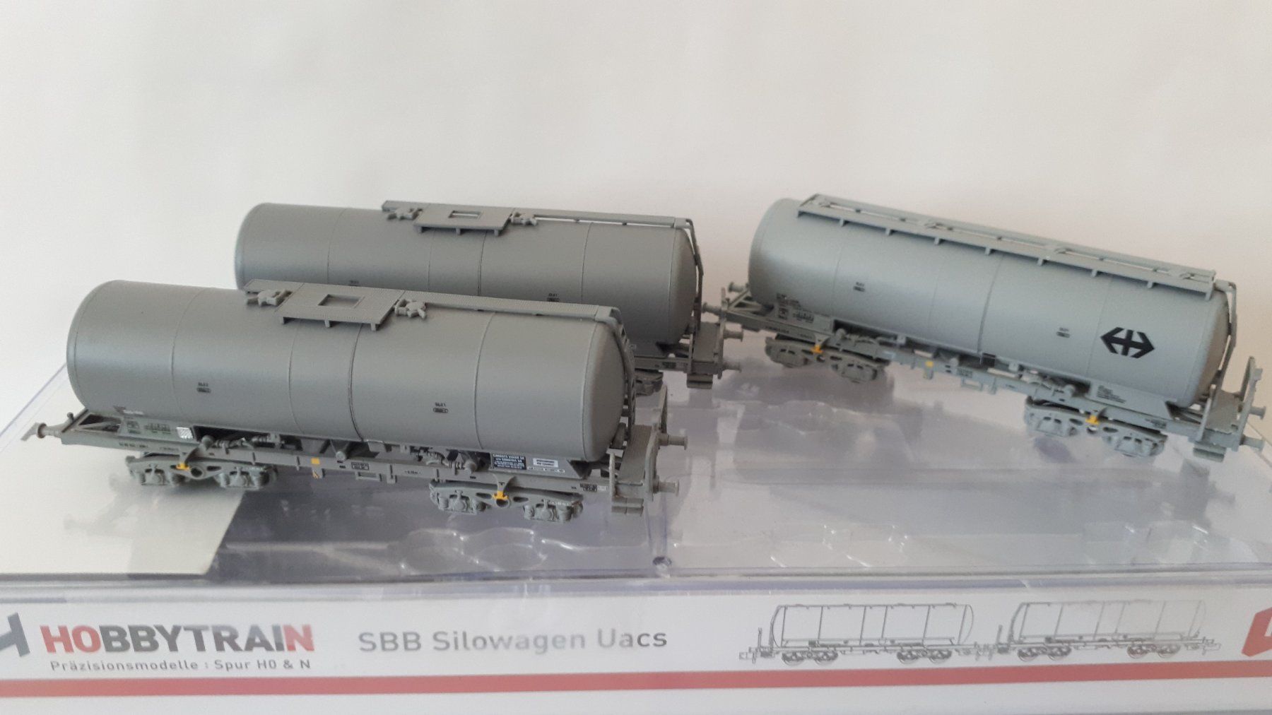 Hobbytrain Modellini di ferrovie: Hobbytrain SBB UACS "SBB Cargo" 3er Set Silowagen H23480 – Nuovo e nell'imballaggio originale da Biberist venduto da Ntrains