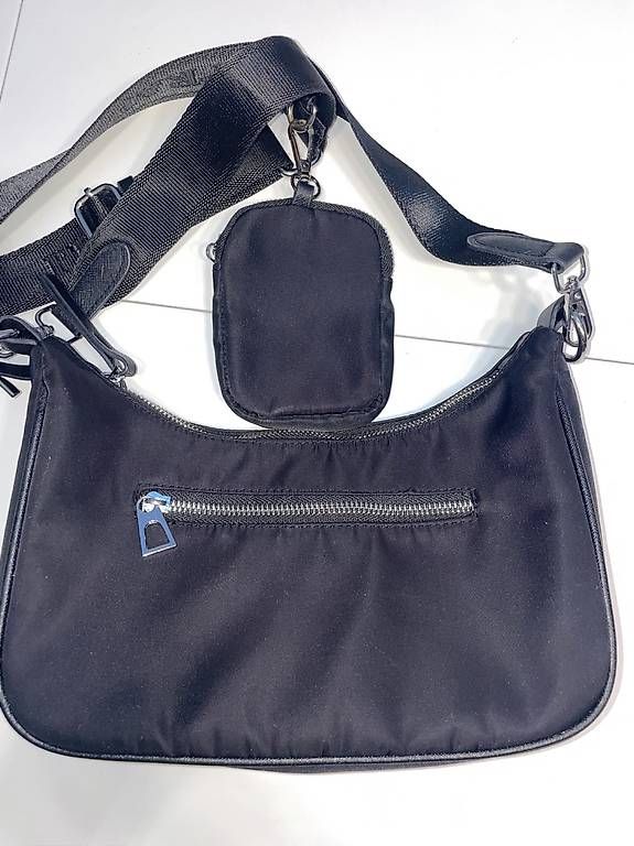Taschen für Damen: PRADA NYLON SCHULTERTASCHE MIT MINI-POUCH – Gebraucht aus Ebikon von lau_vnq7 4