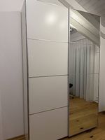 Schrank mit Schiebetür und Spiegel nur noch für kurze Zeit