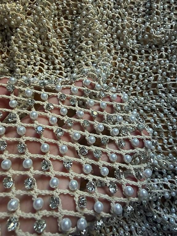 Toutes les décorations: Handbestickter Tüll mit Perlen & Strass – D'occasion à Zürich par malkreide