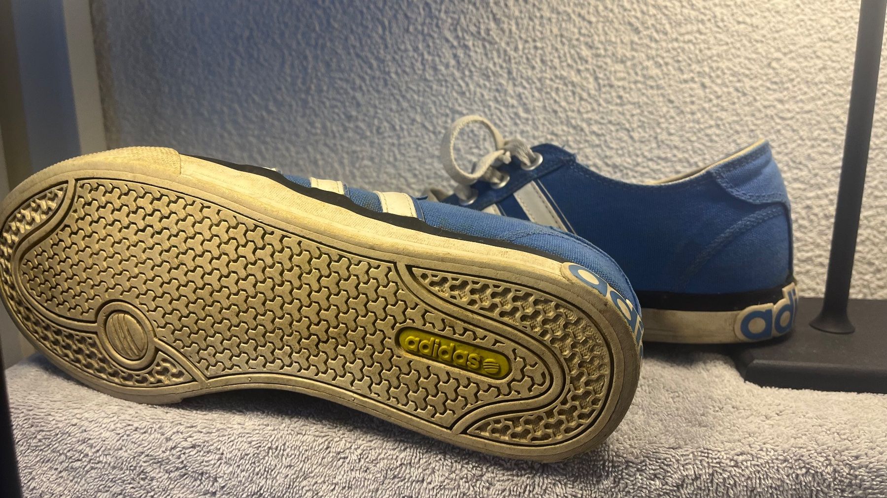 Adidas Chaussures hommes: Sneaker Adidas in blau und Grösse 42 – D'occasion à Güttingen par Comeback_Q 4