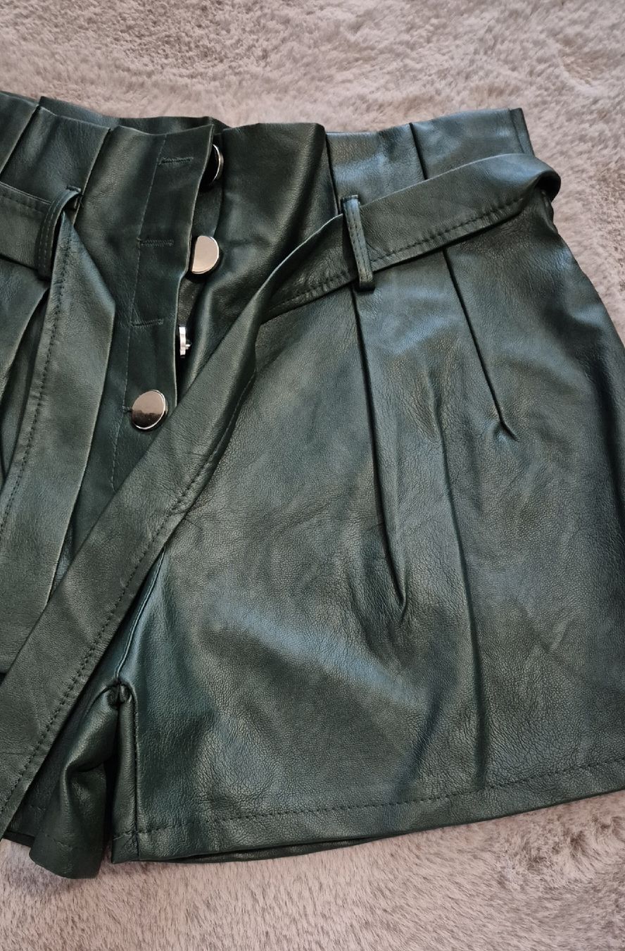 Hosen: Short vert simili cuir avec ceinture – Gebraucht aus Le Locle von Arya4 1