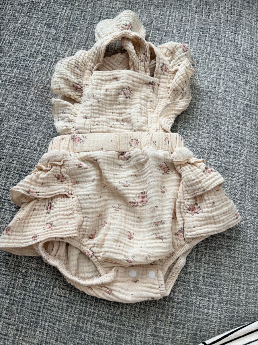 Pagliaccetti: Baby Strampler mit Blumenmuster Grösse 6-9Monate – Usato da Münchenstein venduto da Miresolese