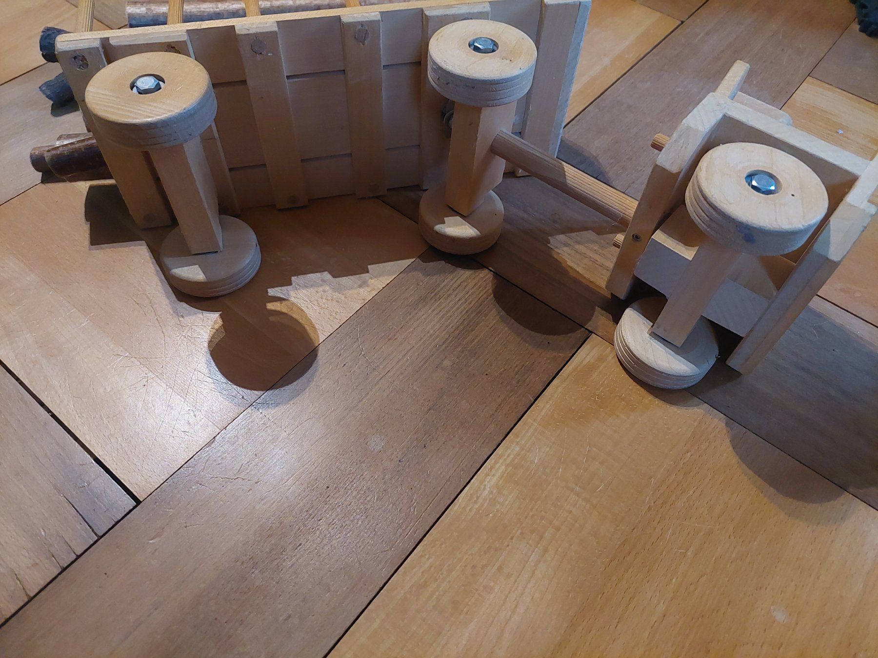 Spielzeuge: Holztransporter / LKW Baumstämme – Gebraucht aus Beckenried von Havacola 9