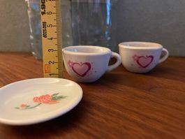 Süsses Miniatur-Puppengeschirr " 2 ❤️-Tassen  & 1 🌹-Teller