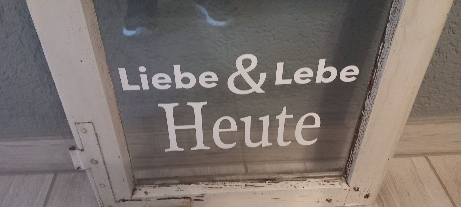Tutte le decorazioni: Altes Fenster schön dekoriert – Usato da Buttwil venduto da K_und_K 4