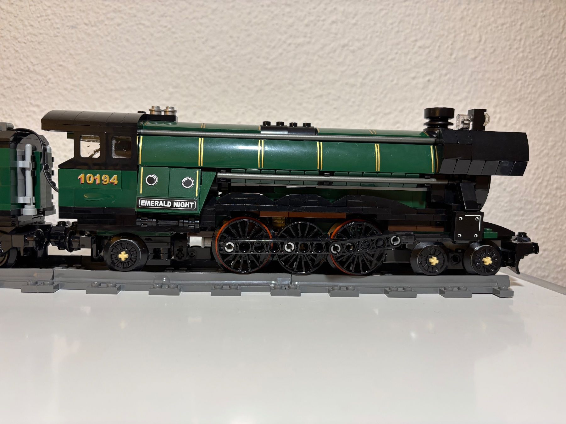 Lego Kit di costruzioni: Lego 10194 Emerald Night Zug Top – Nuovo (secondo la descrizione) da Esslingen venduto da Slane 5