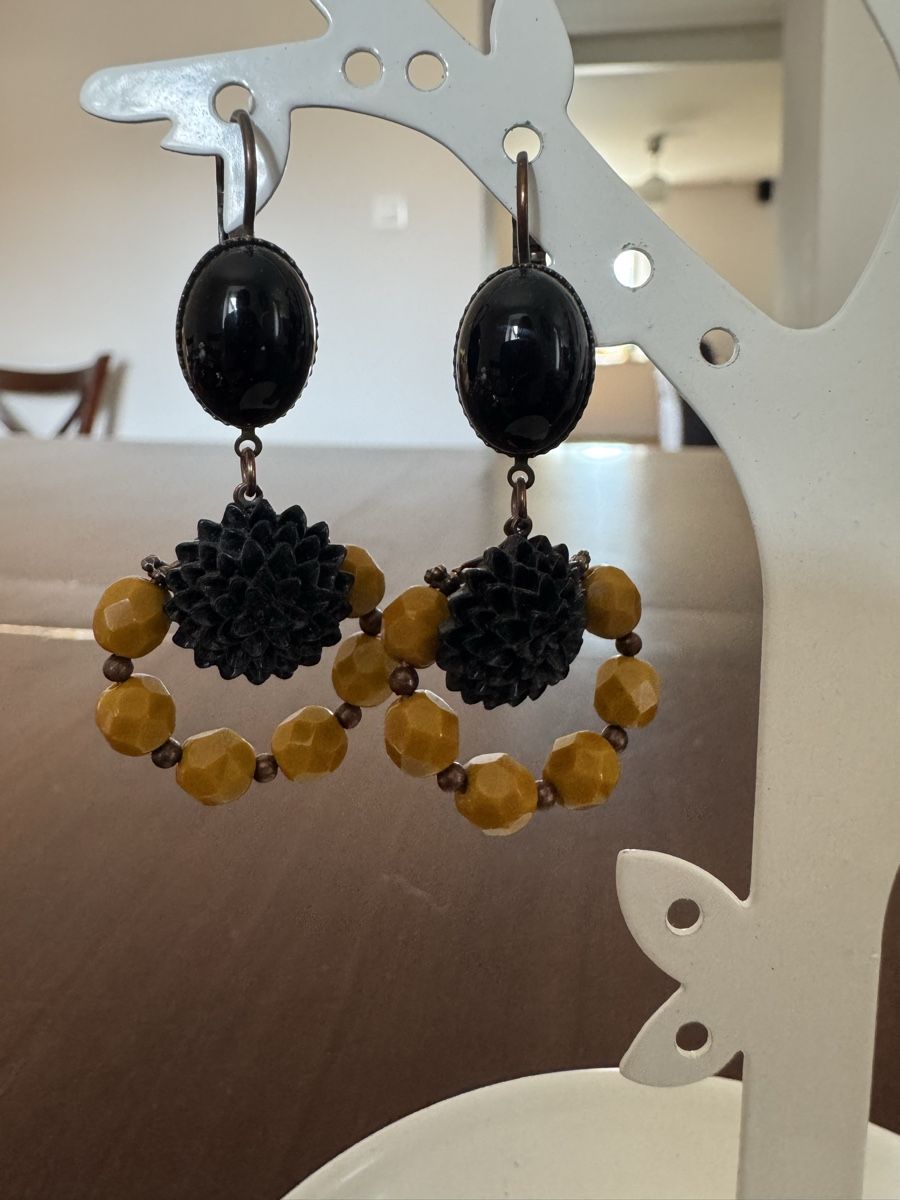Ohrringe & -stecker: Boucles d'oreilles pendantes ocre et noire – Gebraucht aus Sion von car_pxm2