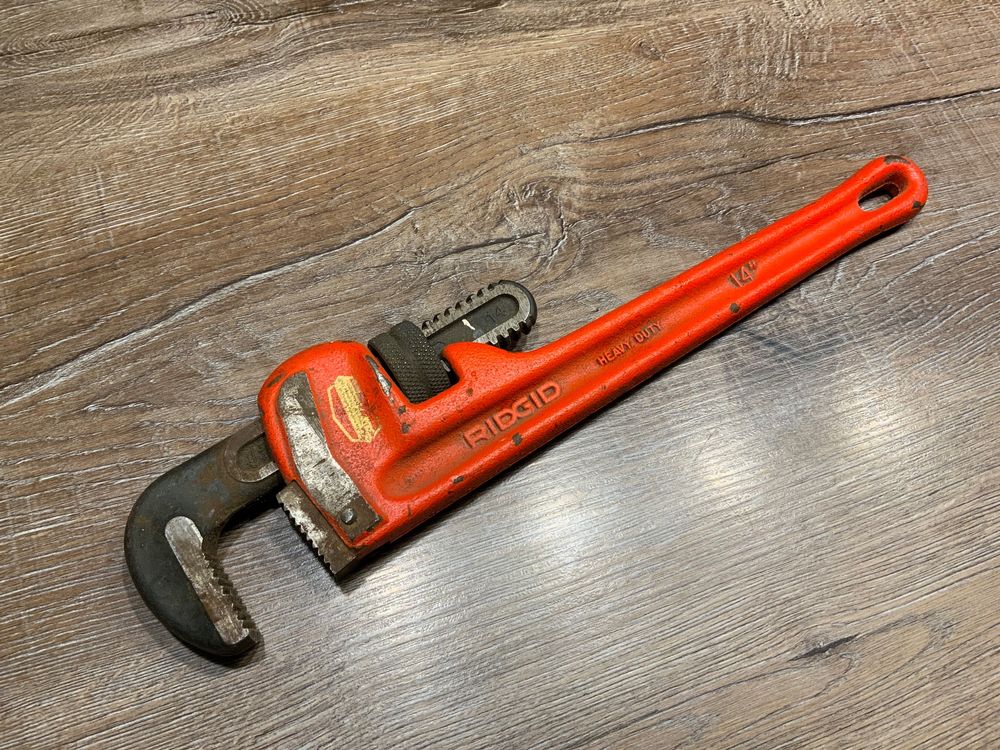 RIDGID 31070 E-14 Rohrzange Gekröpft | 14 Zoll Profi-Zange Für Enge Räume | Made In USA
