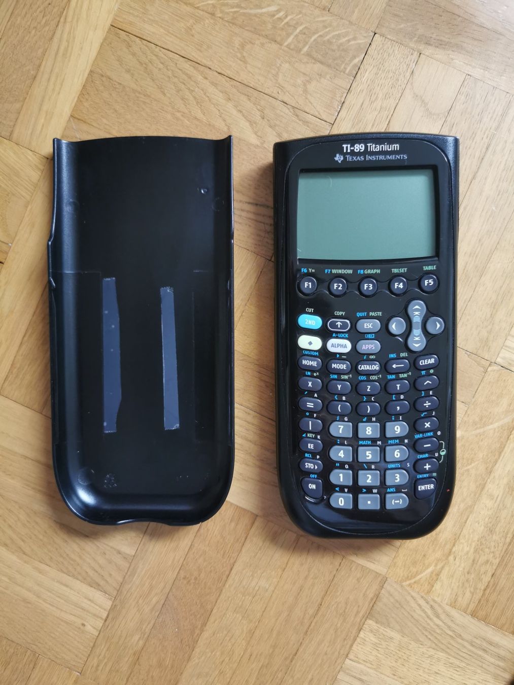 Texas Instruments Calcolatrici tascabili: TI-89 Titanium Grafikrechner mit Cover & Anleitung – Usato da St. Gallen venduto da Zrobiraf 1