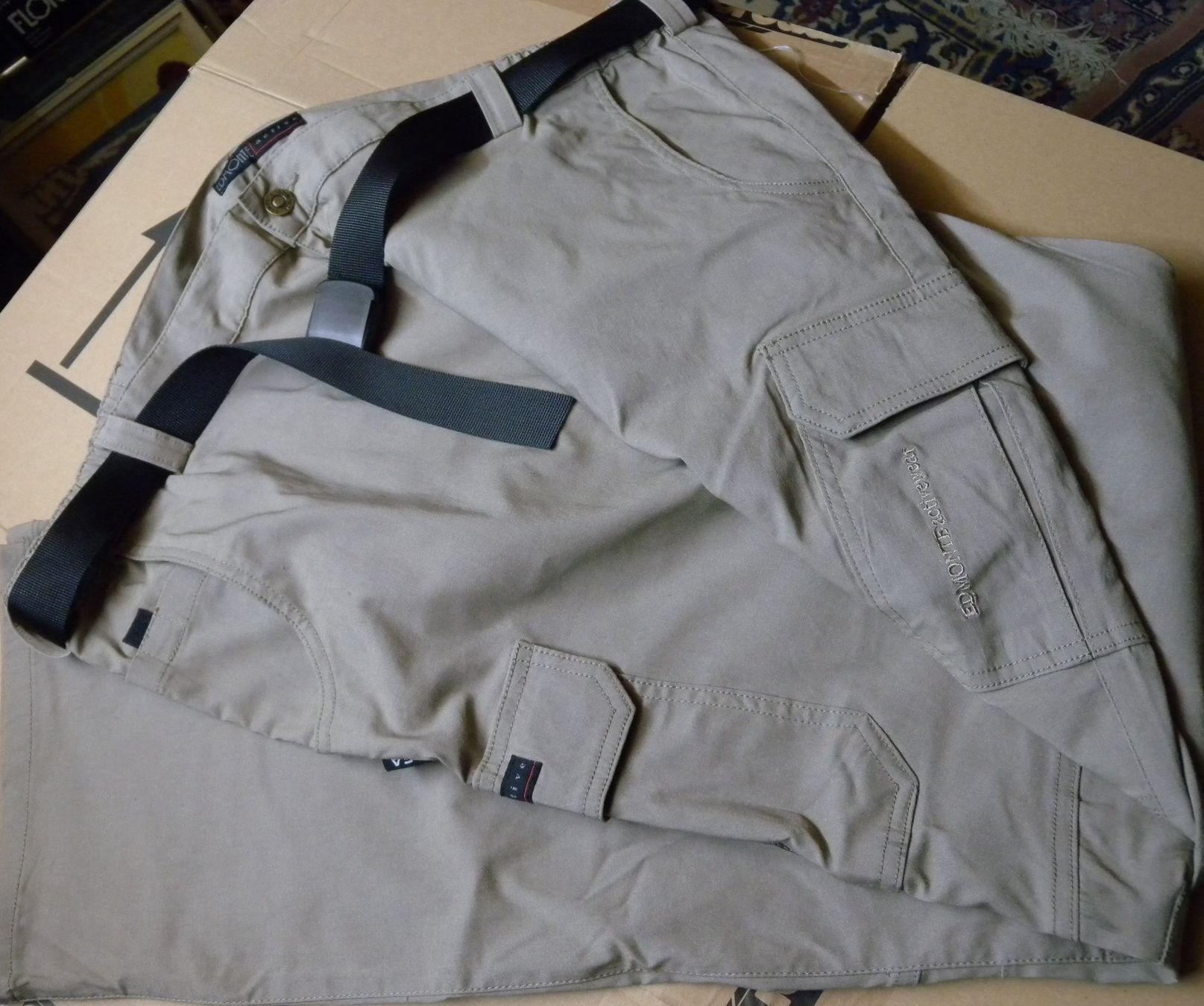 Pantalons: Lange Herrenhose mit Gurt – Neuf avec emballage d'origine à Hauenstein par davia72