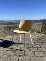 Moderner Stuhl mit Holzschale