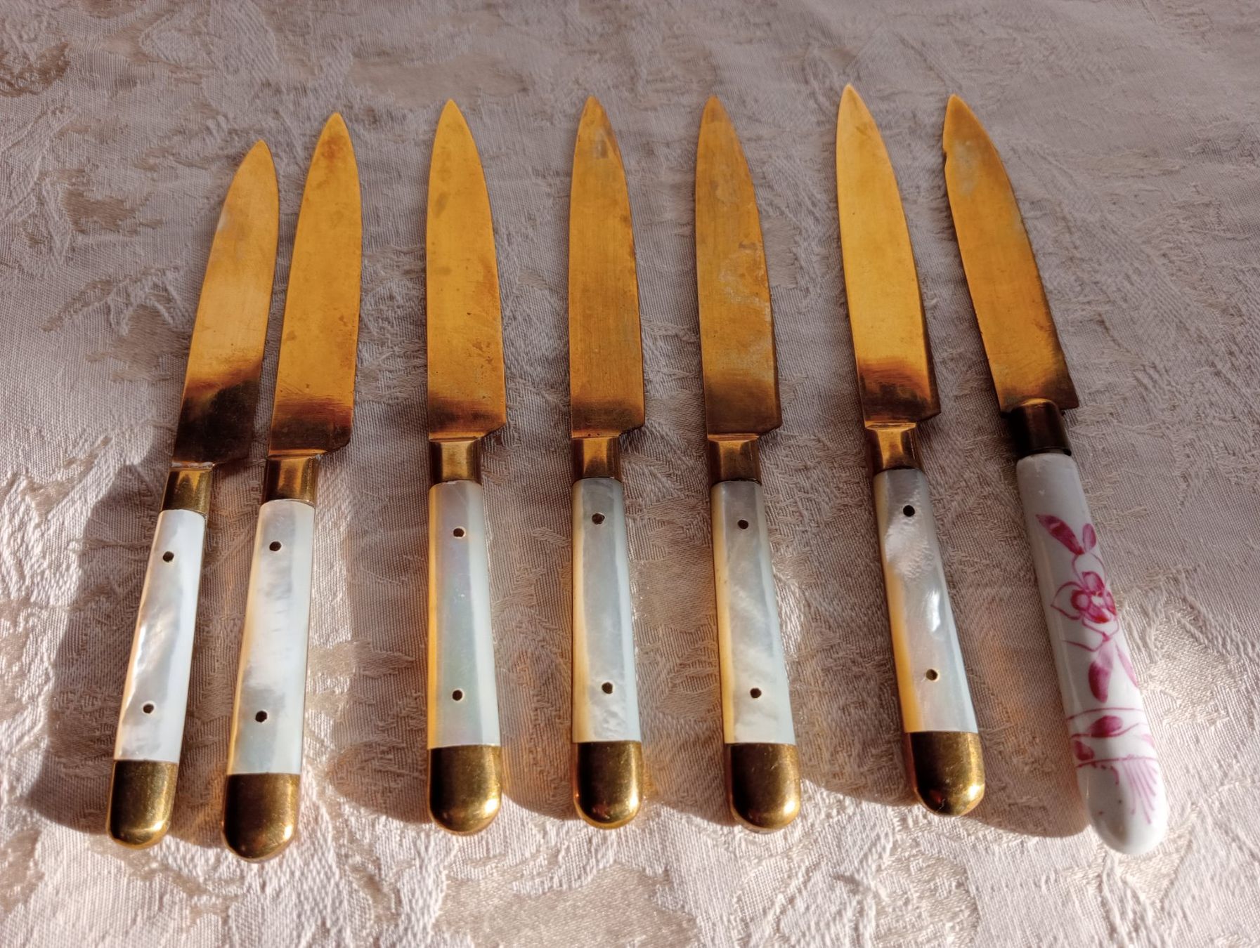 Besteck: Messer-Set 7 kleine antike Messer mit Perlmutt-Griff Bronze – Gebraucht aus Oberdorf BL von Barocki888 1