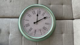 Wanduhr rund mintgrün mit römischen Ziffern