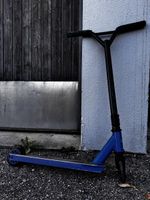 Blauer Stunt Scooter